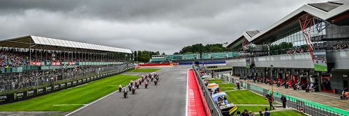 Топ-5 неймовірних MotoGP гонок у Сільверстоуні: драма, історія і швидкість